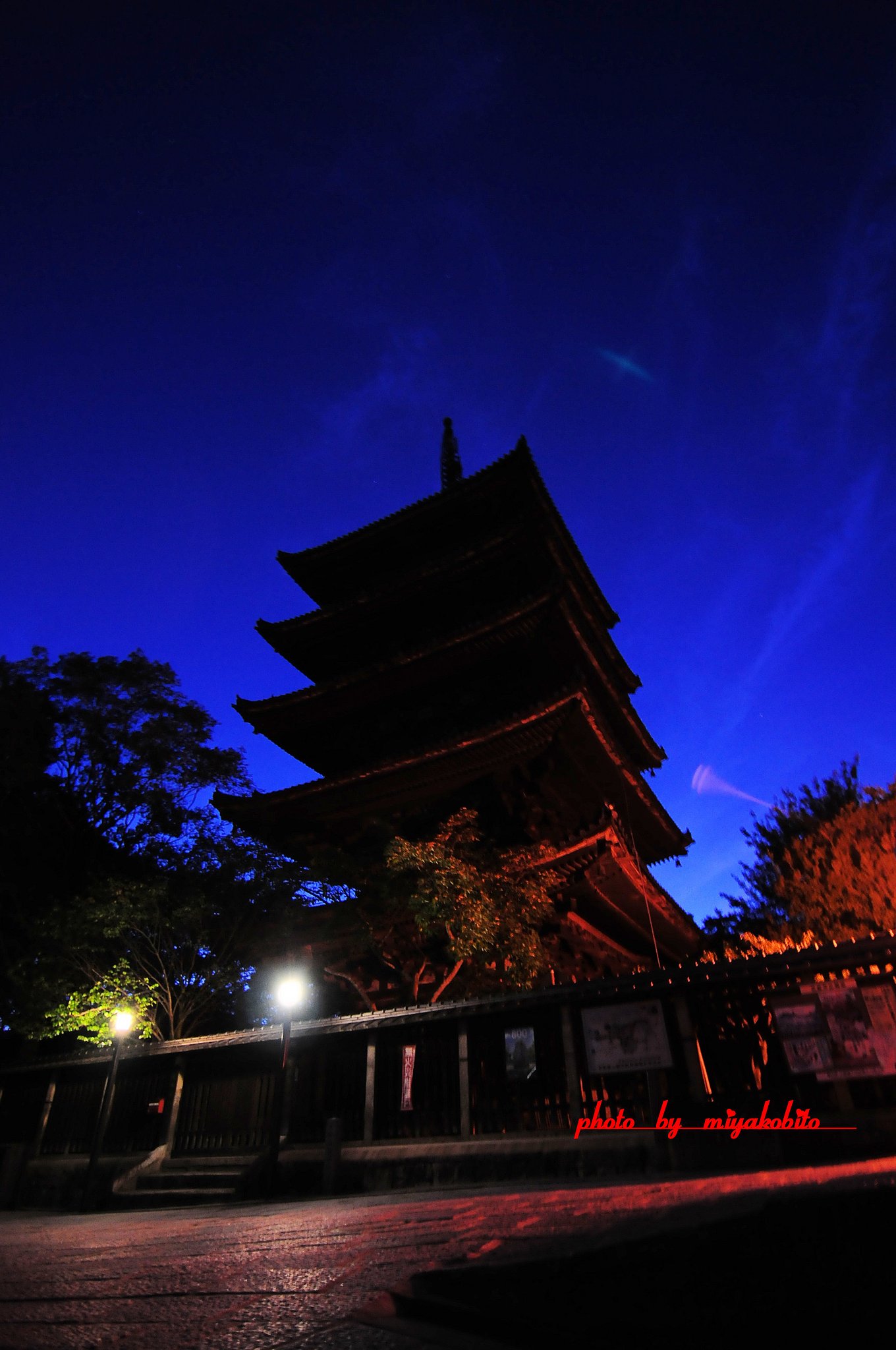 夜明けは近い（八坂の塔）