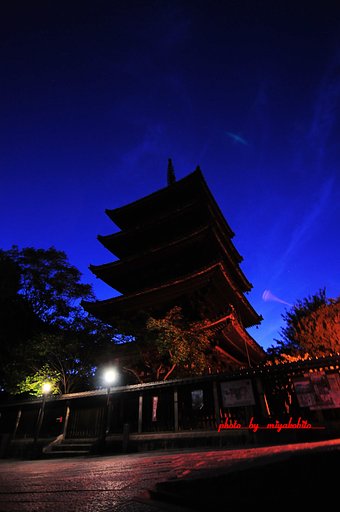 夜明けは近い（八坂の塔）