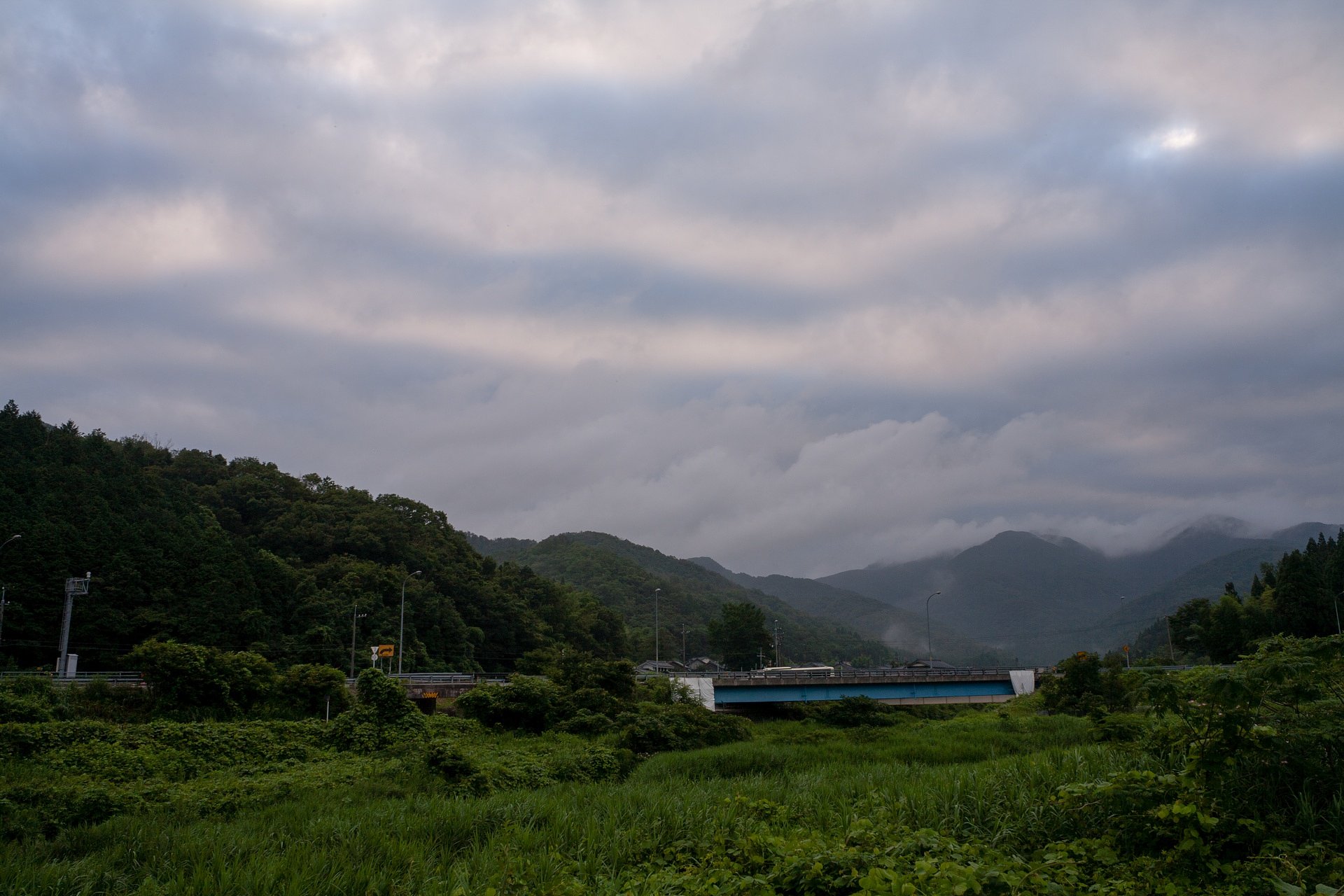 朝日の出前は雨上がり。