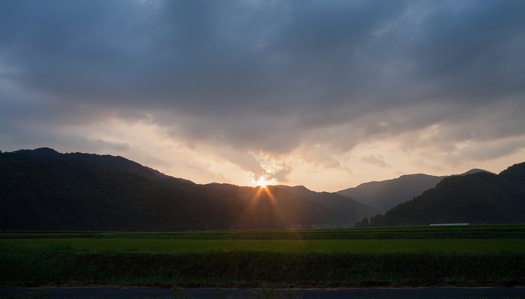 山と雲の隙間から朝日の出。