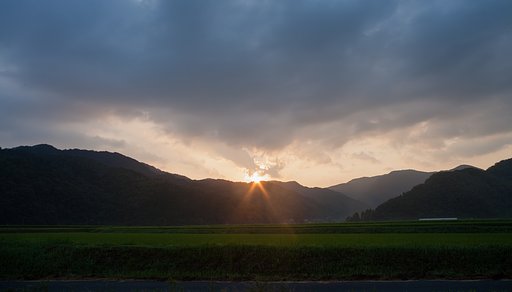 山と雲の隙間から朝日の出。