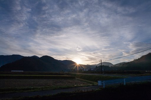 寒い朝の日の出。