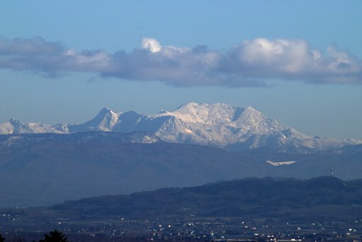 迫力満ちる山容