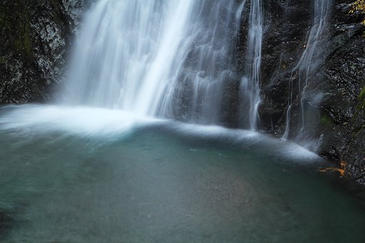 麗しき滝水