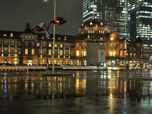 雨の東京駅舎2