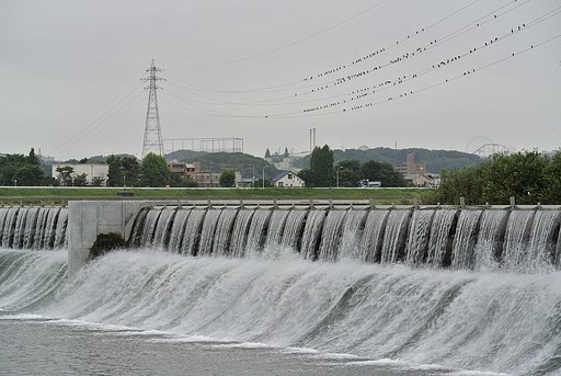 曇天の堰