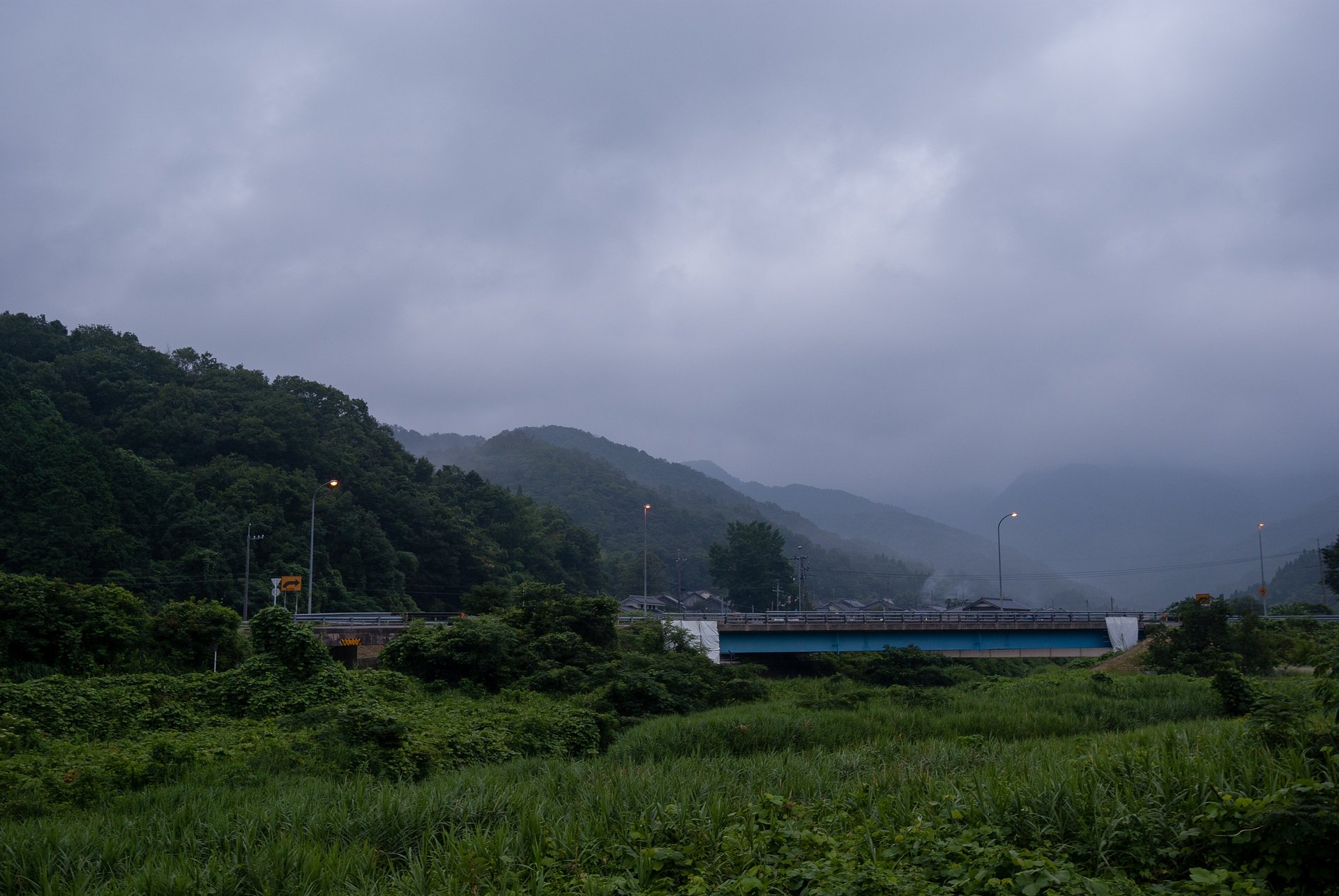 霧の様な雨朝・・。