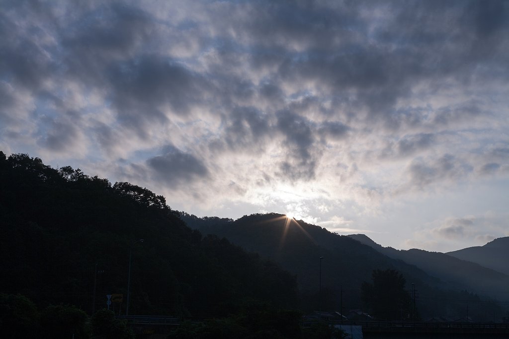 山の稜線からの朝日の出!
