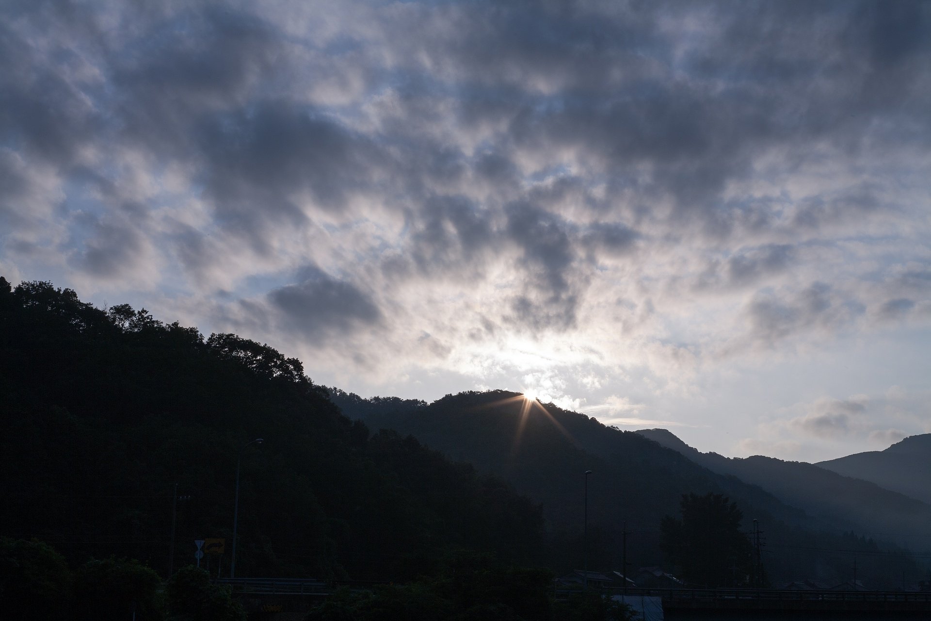 山の稜線からの朝日の出!