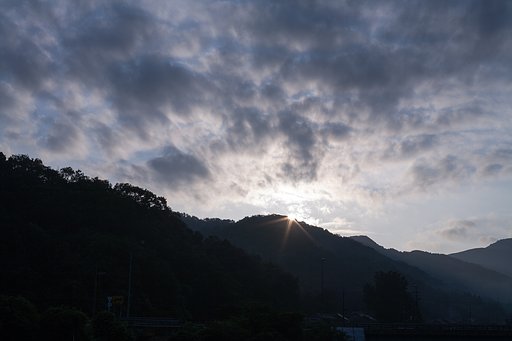 山の稜線からの朝日の出!