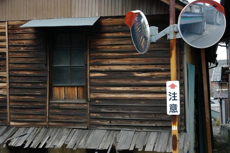廃屋とカーブミラー
