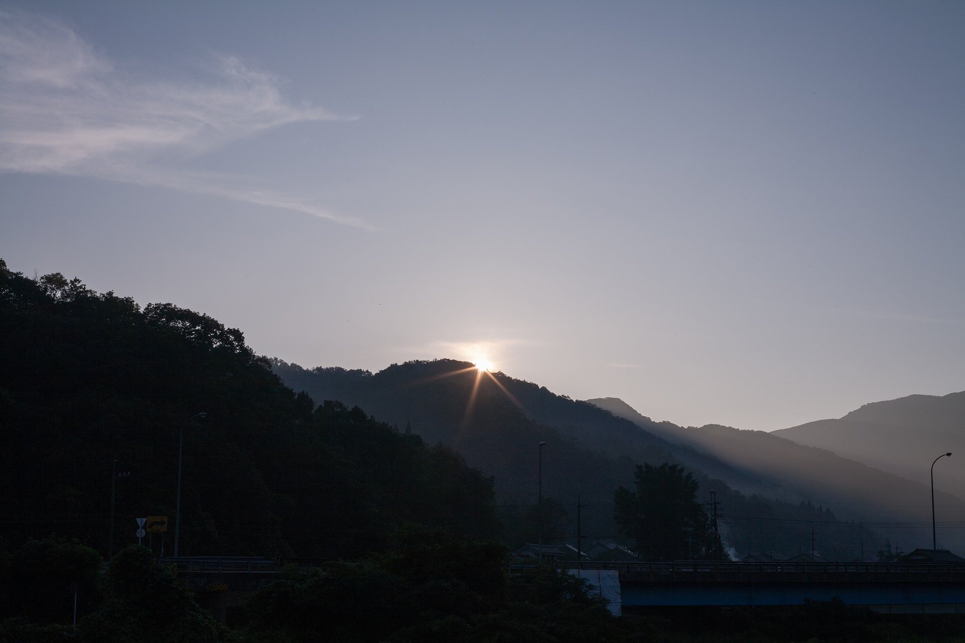 真夏の山の稜線からの朝日の出。