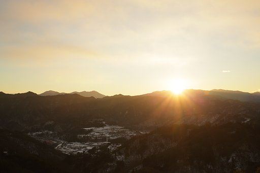 晦日明ける山あい