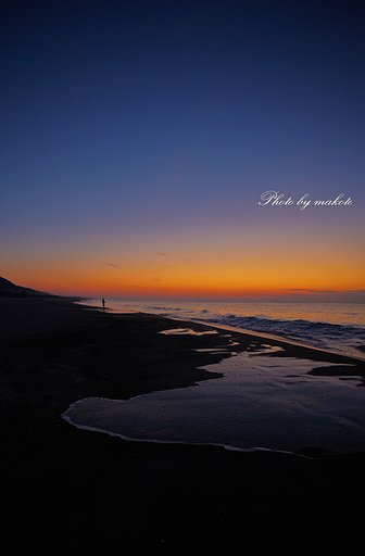夜明け前の海岸にて