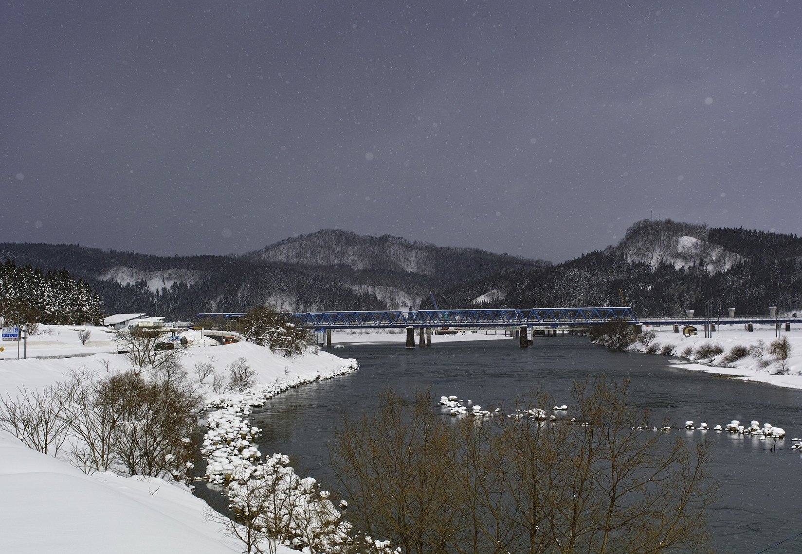 雪の最上川橋梁