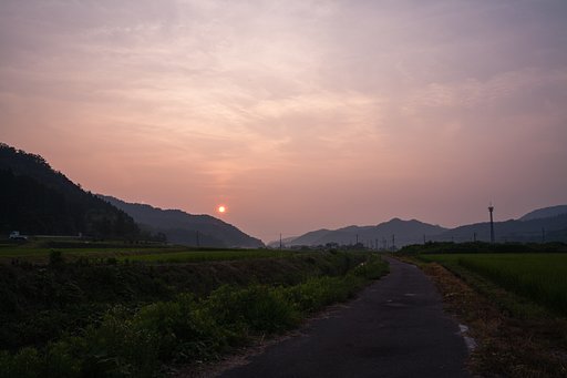 雲が多い中での赤い夕焼け・・。