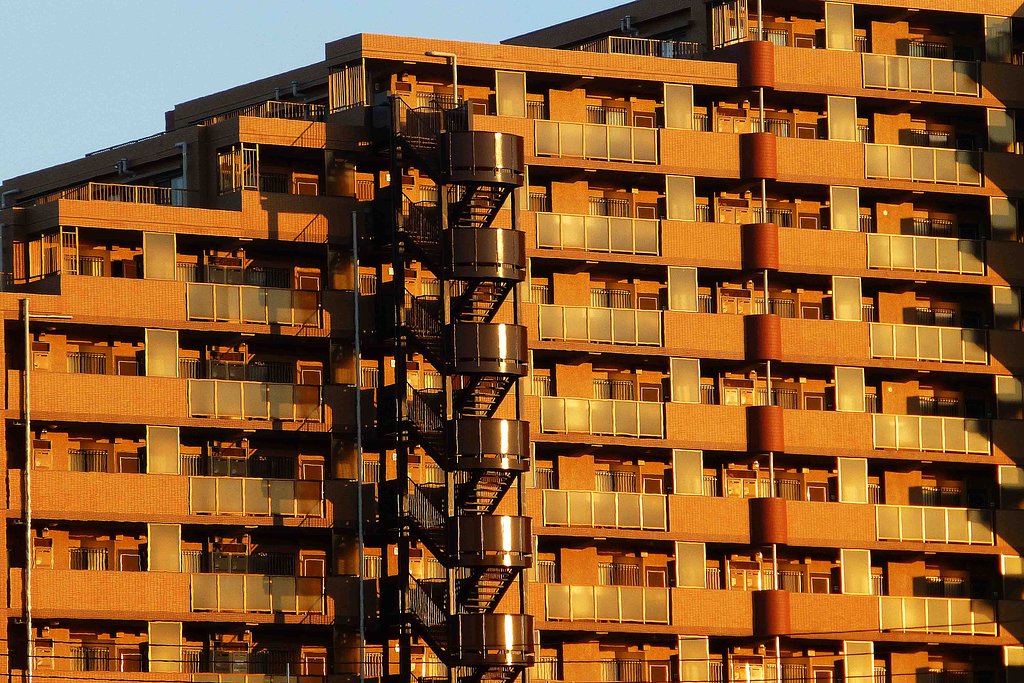 [  .夕日にマンション　」