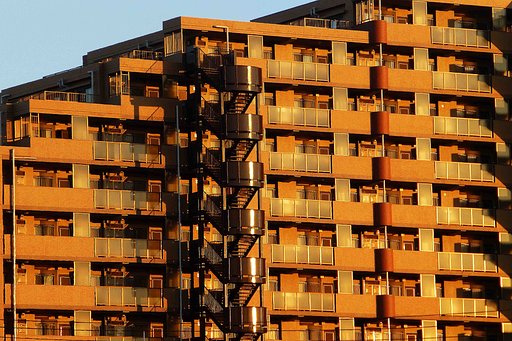 [  .夕日にマンション　」