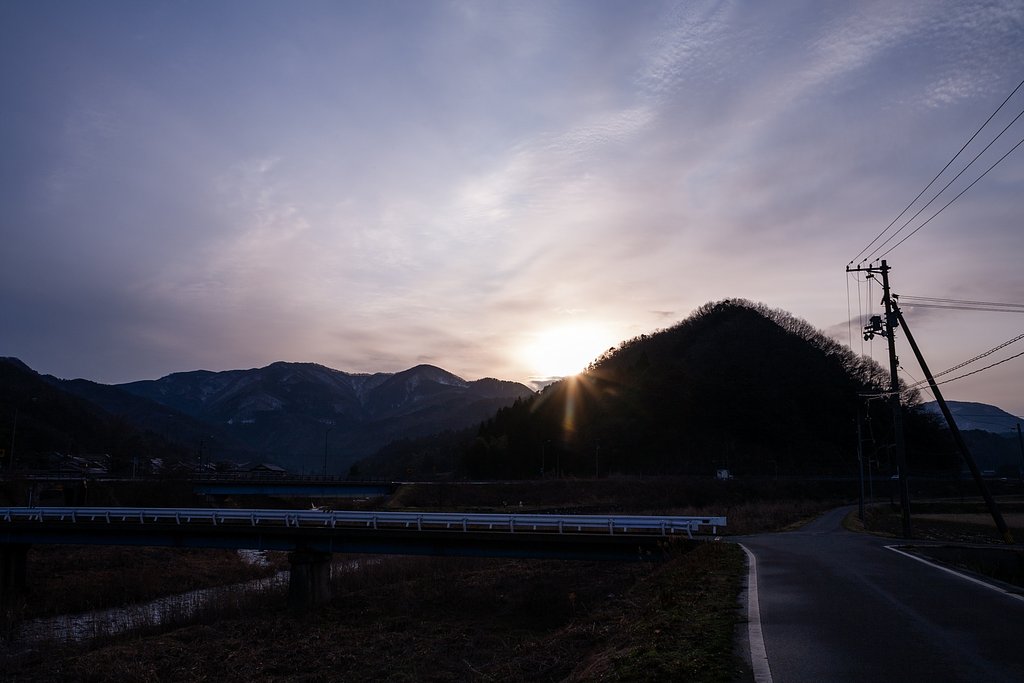 淡い雲に覆われた朝日の出!
