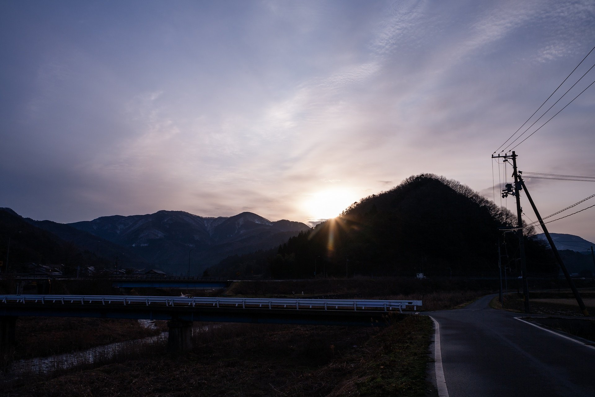 淡い雲に覆われた朝日の出!