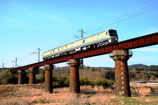 青空　と　黄色い検測車