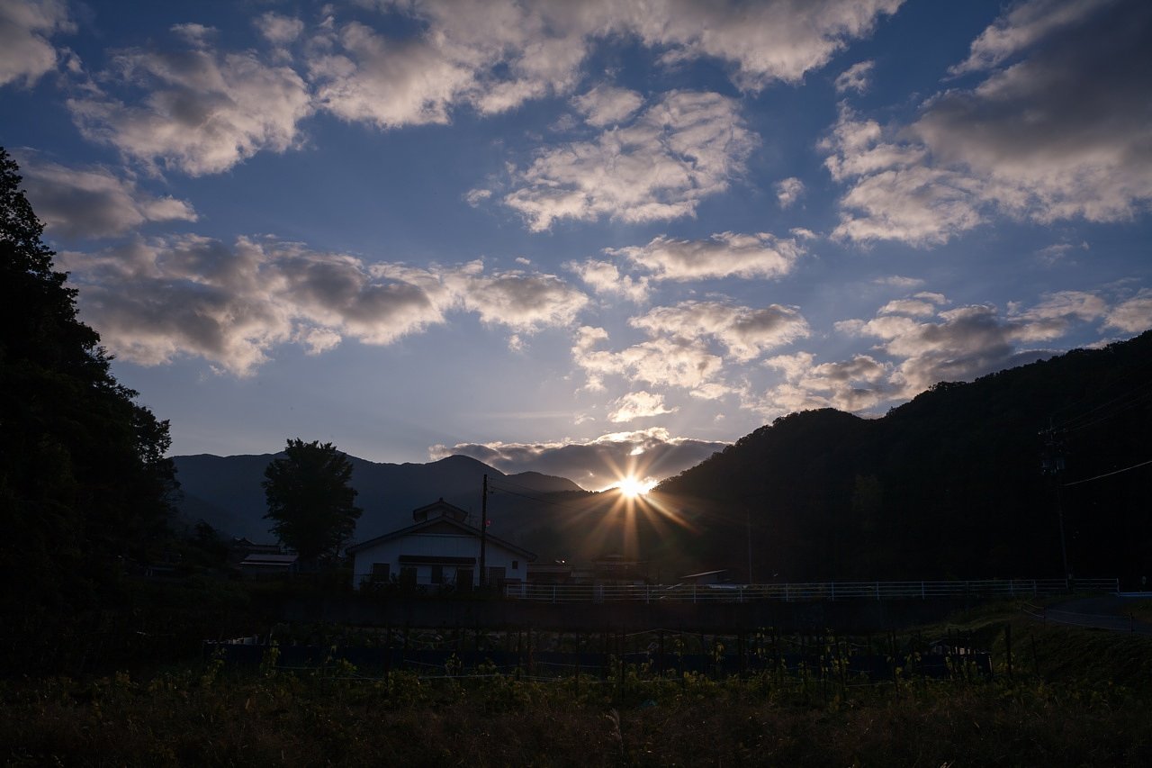 山の稜線からの朝日の出。