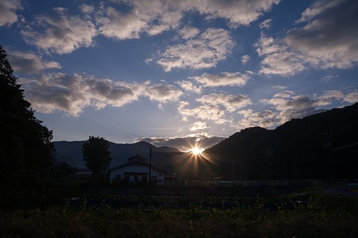 山の稜線からの朝日の出。