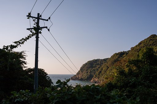 橋の袂から熊井浜を望む。