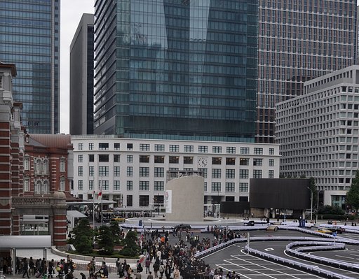 日曜日の東京駅前
