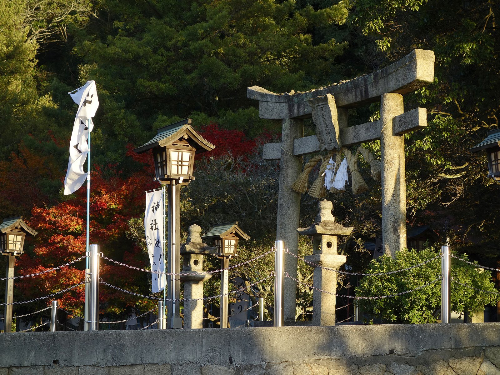 鳥居と紅葉-2