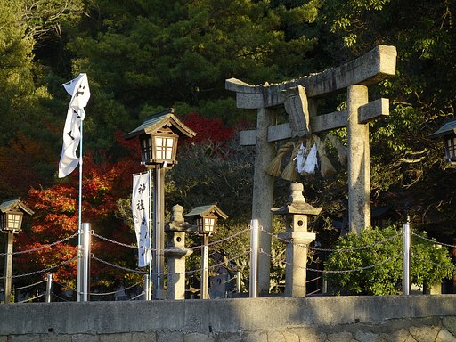鳥居と紅葉-2