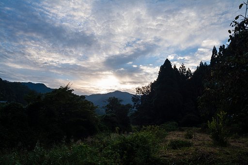 雲の多い朝日の出前・・。