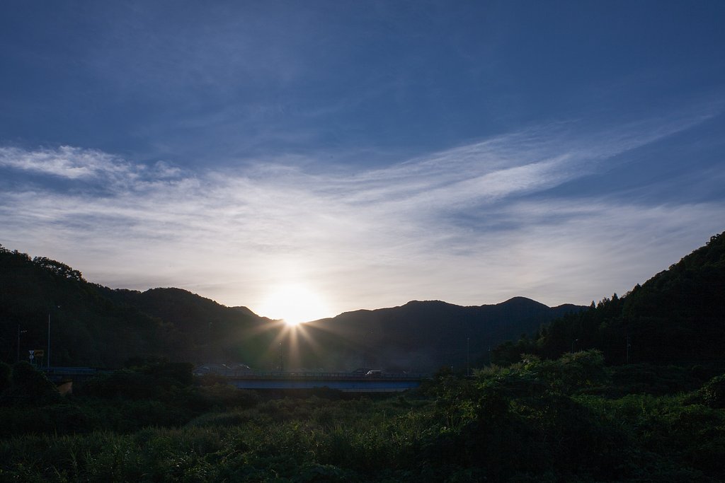 山の稜線からの朝日の出!