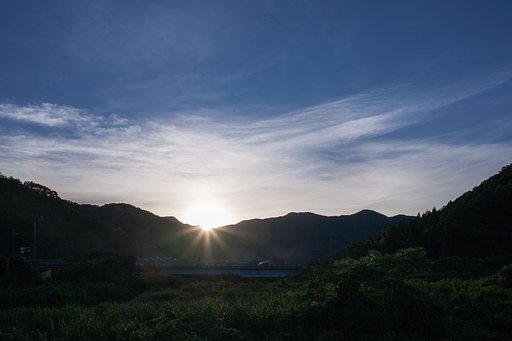山の稜線からの朝日の出!
