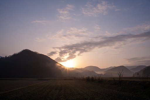 雨上がりの朝日の出。