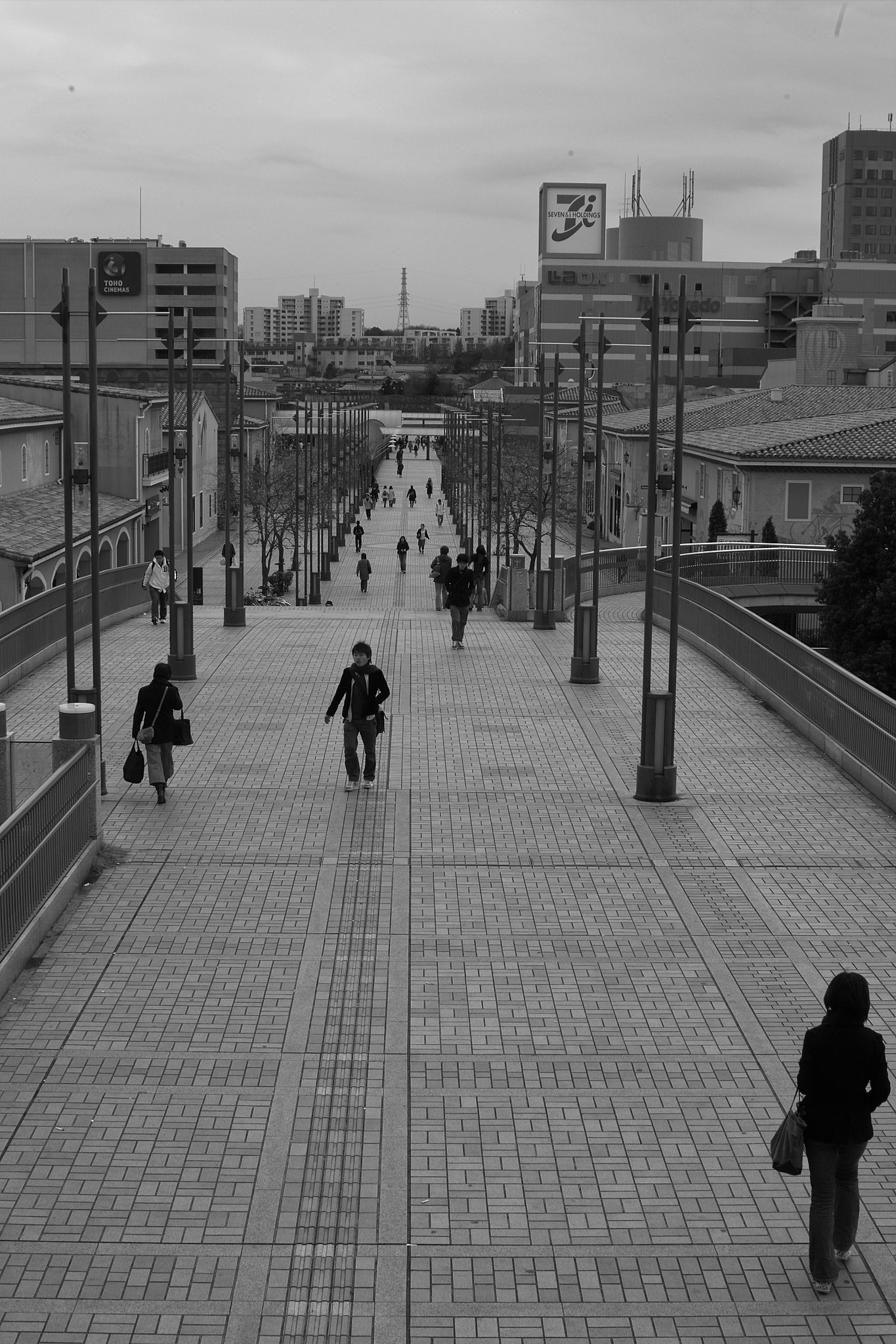 郊外の駅前通り