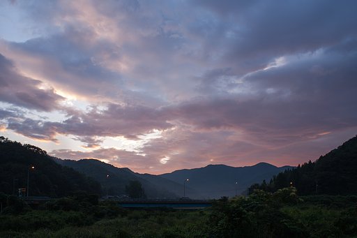 早朝の朝が赤く染まり・・。