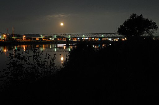 沈む満月