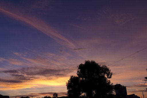 「ピンクの中のお月様」の真後ろの夕焼け