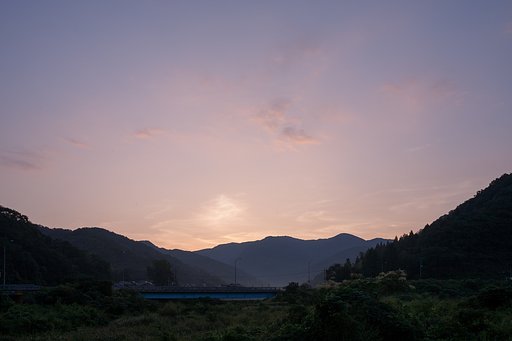 モヤットした朝に雲がたなびいて。
