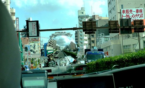 　　（　凸鏡のタンクローリー　）