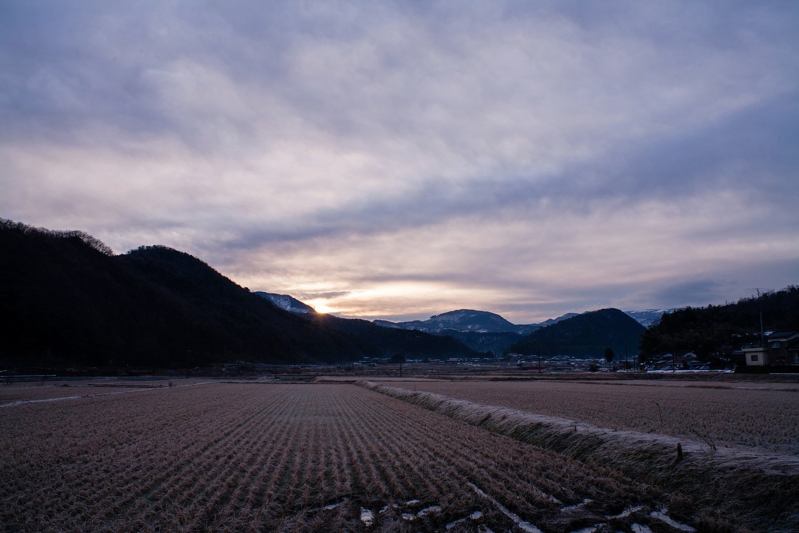 降霜の朝日の出。
