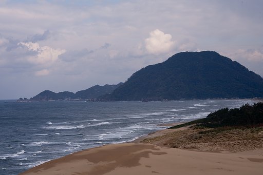 砂丘東の端の岩戸港。