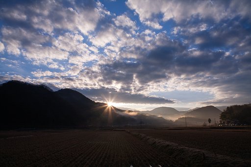 晴れた朝日の出。