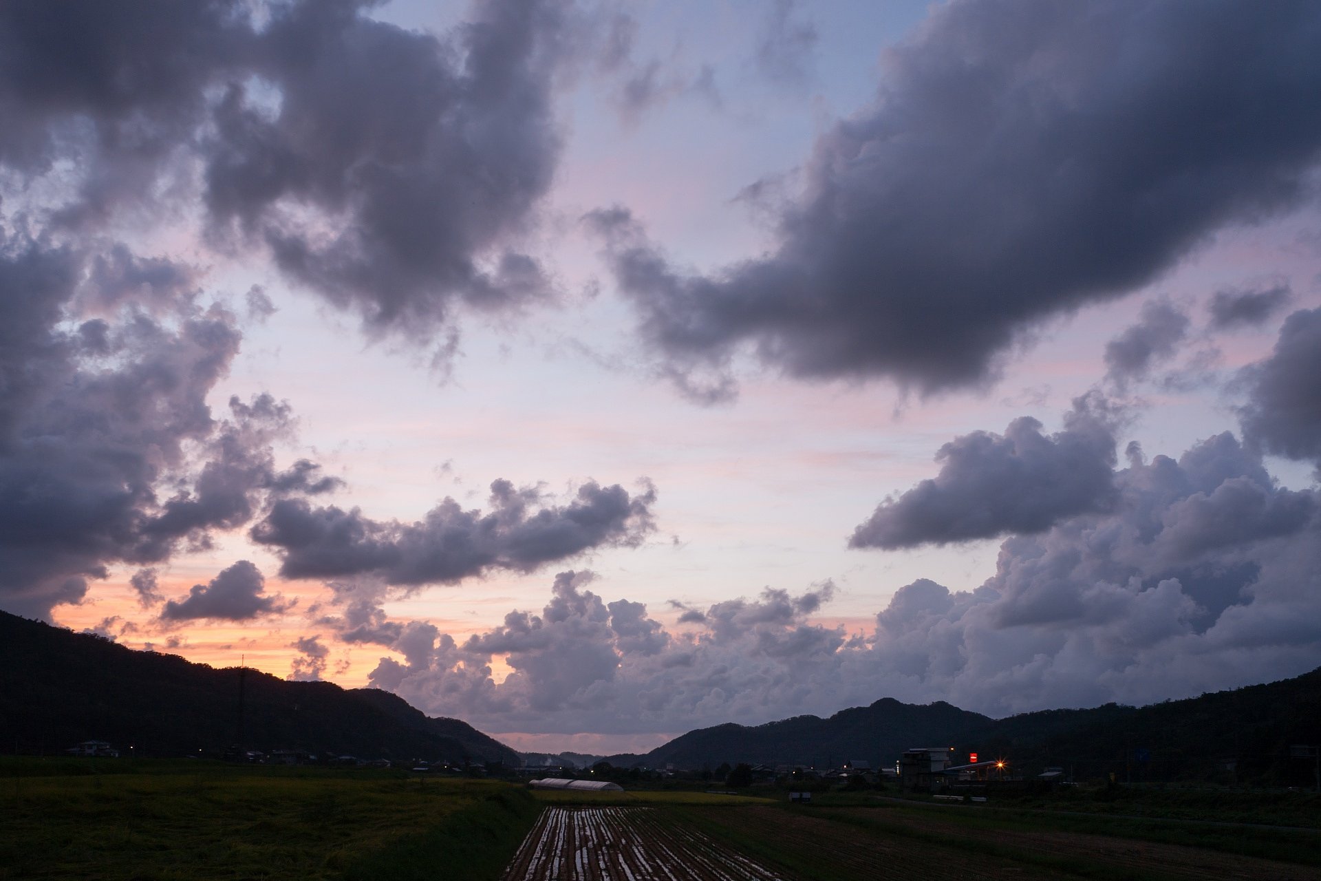 夕方には晴れ間も・・。