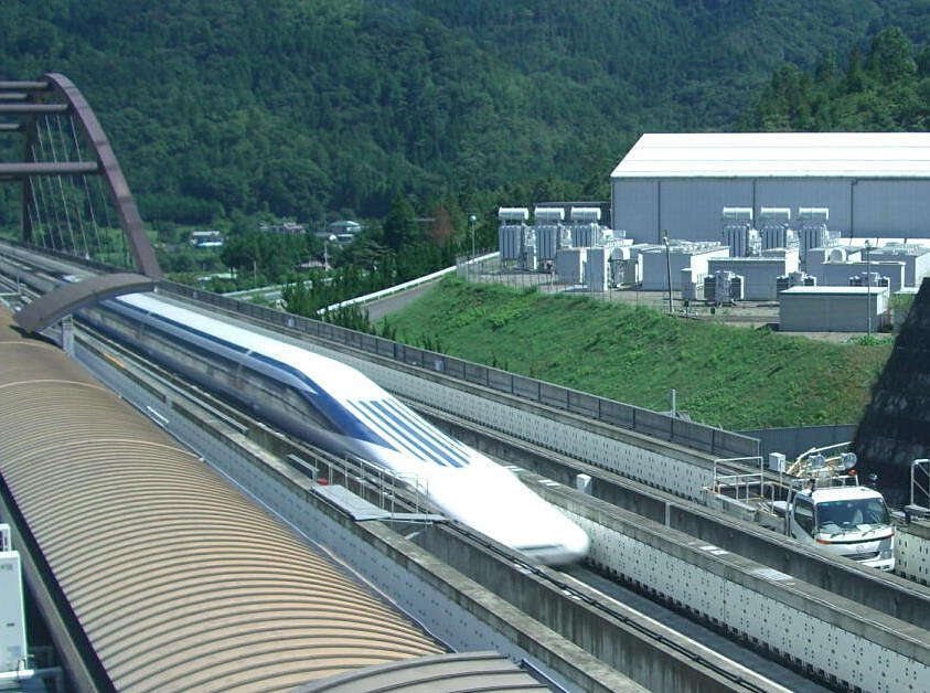 リニア試験車両とトラックの並び
