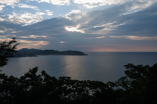 雲の多い日本海の夕焼け。