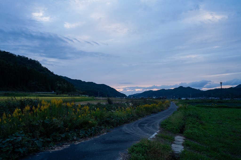 雲の多い夕方。
