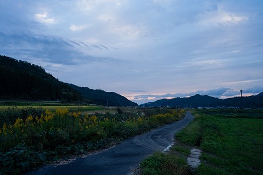 雲の多い夕方。