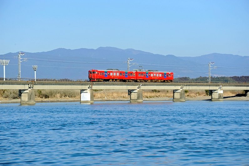 赤い列車と青い空